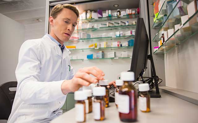 Preparing doses to be administered, a source of conflict between pharmacists