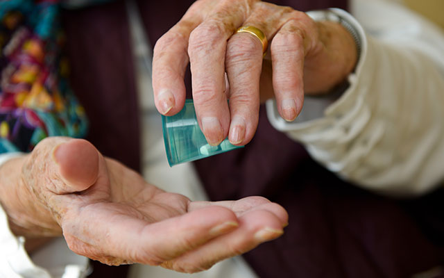 Évaluation gériatrique et polymédication : comment le pharmacien peut contribuer à la révision des ordonnances